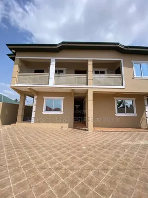 8bdrm Apartment in Pokuase for sale