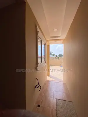 8bdrm Apartment in Pokuase for sale