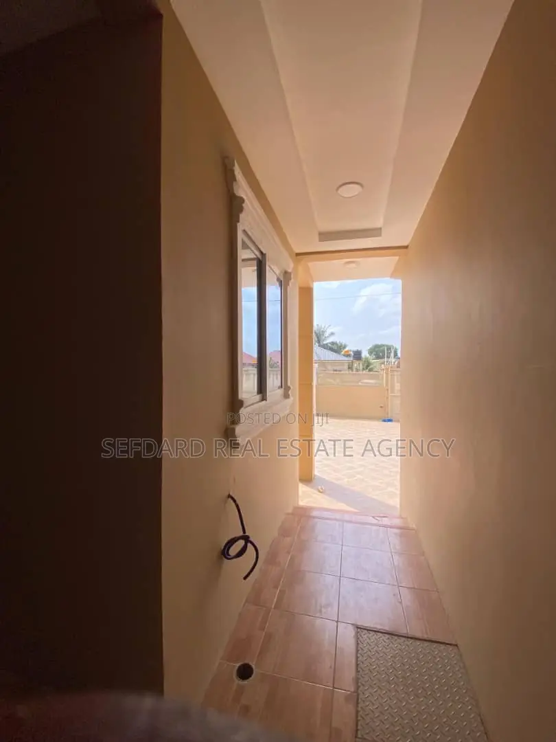8bdrm Apartment in Pokuase for sale