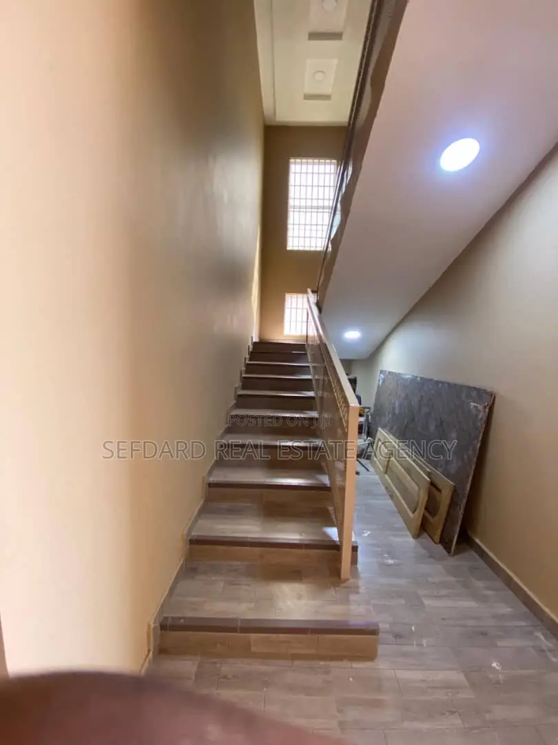 8bdrm Apartment in Pokuase for sale