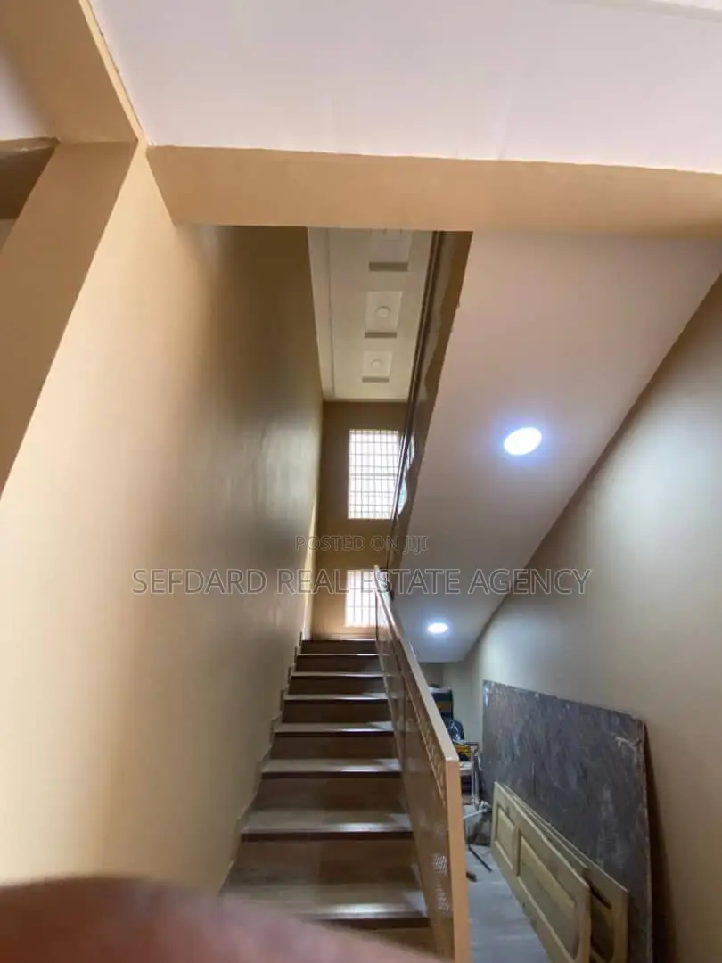 8bdrm Apartment in Pokuase for sale