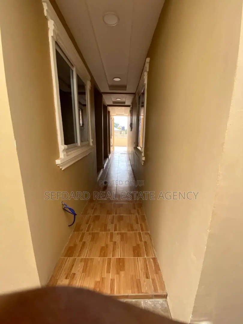 8bdrm Apartment in Pokuase for sale