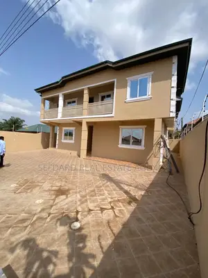 8bdrm Apartment in Pokuase for sale
