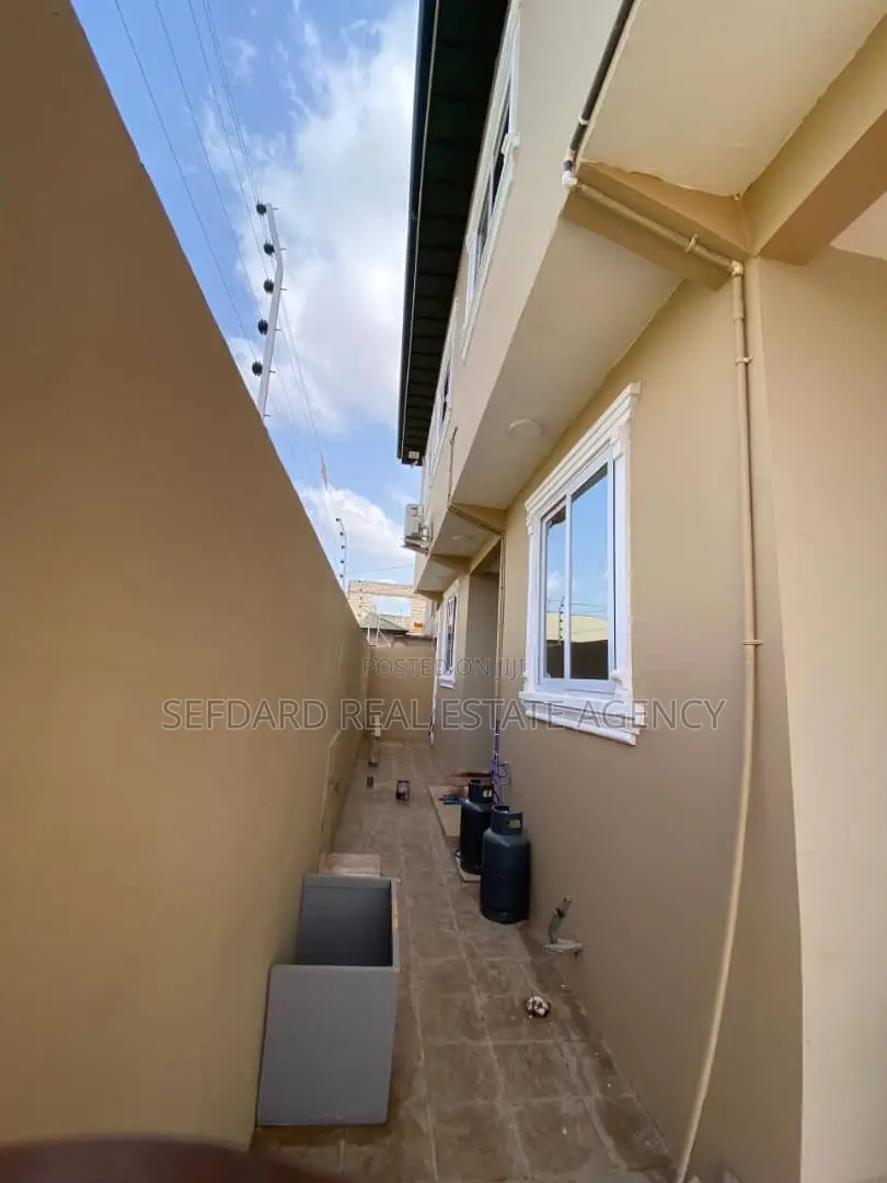 8bdrm Apartment in Pokuase for sale