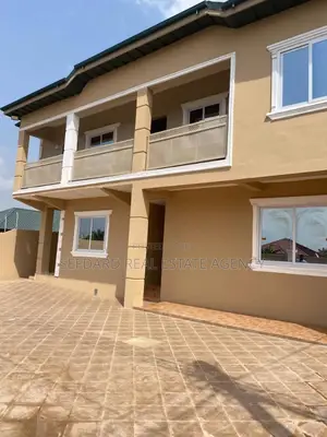 8bdrm Apartment in Pokuase for sale