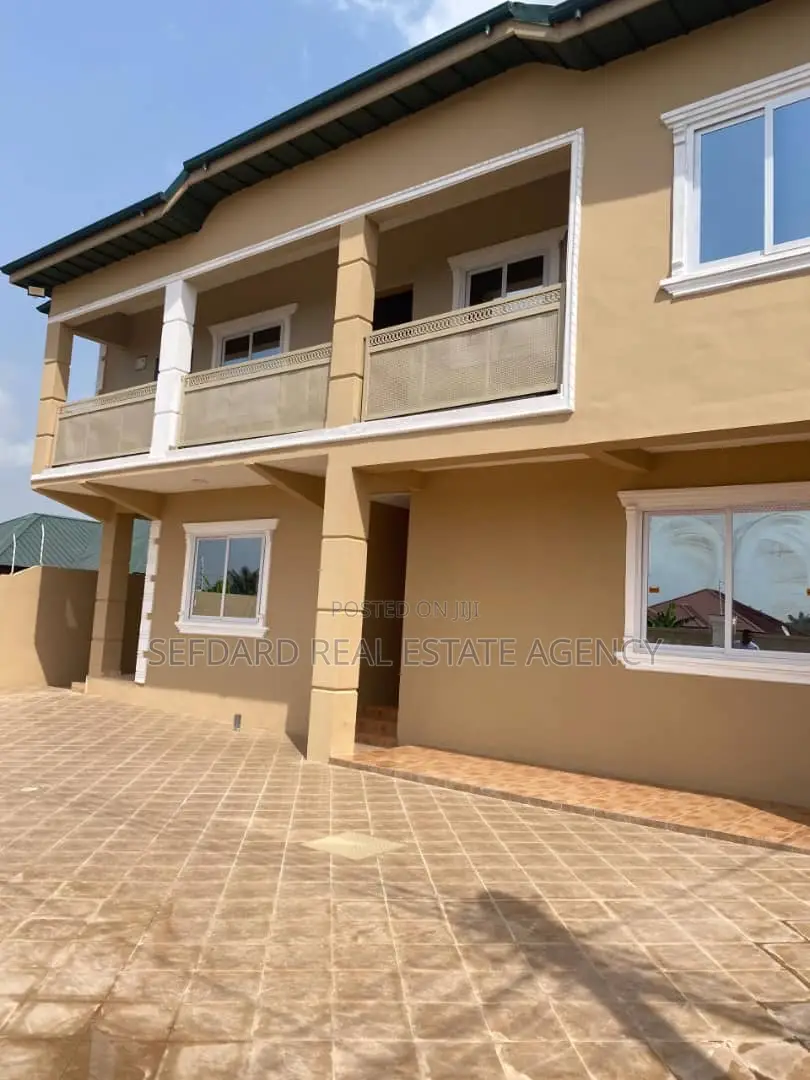 8bdrm Apartment in Pokuase for sale