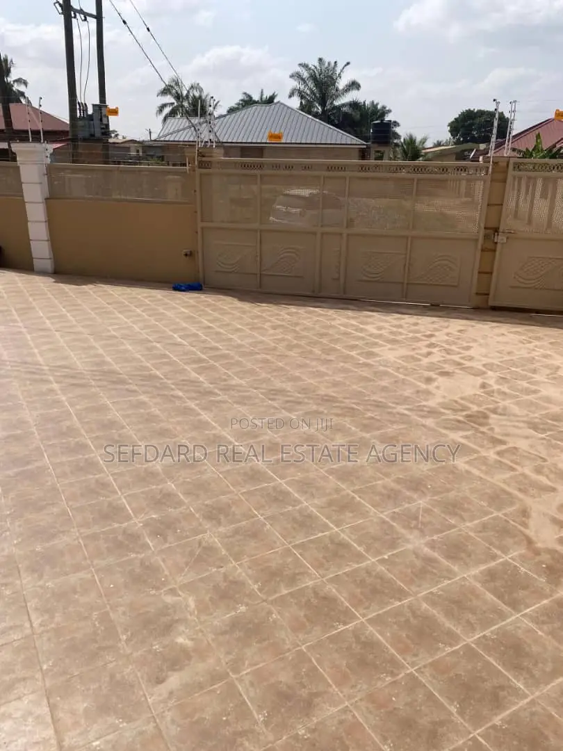 8bdrm Apartment in Pokuase for sale