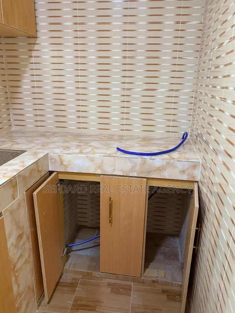 8bdrm Apartment in Pokuase for sale