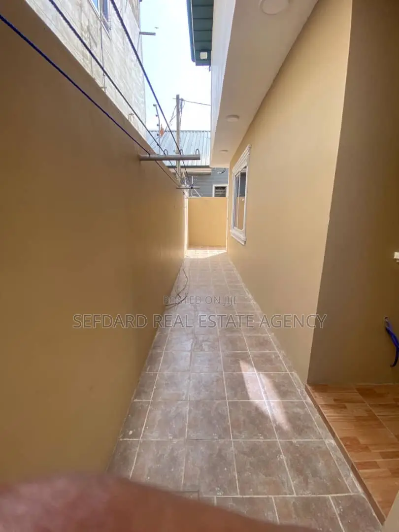 8bdrm Apartment in Pokuase for sale