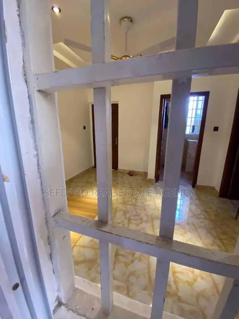 8bdrm Apartment in Pokuase for sale