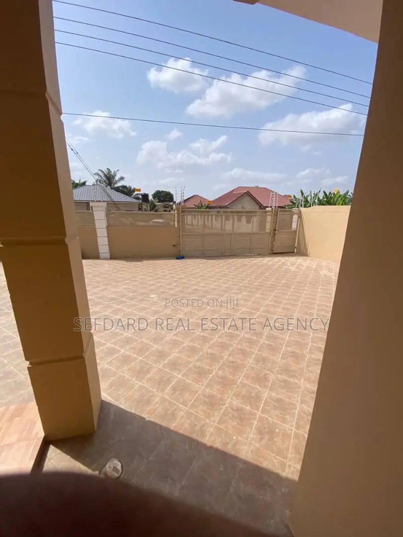 8bdrm Apartment in Pokuase for sale