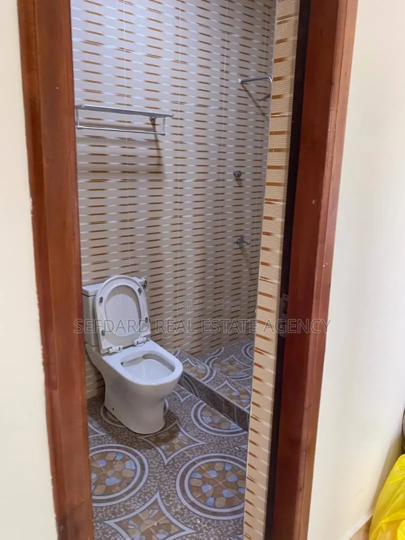 8bdrm Apartment in Pokuase for sale