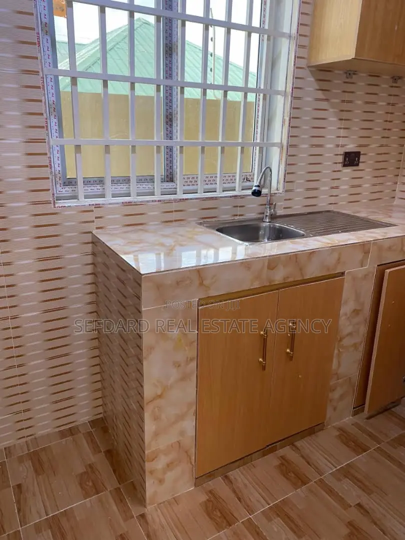 8bdrm Apartment in Pokuase for sale