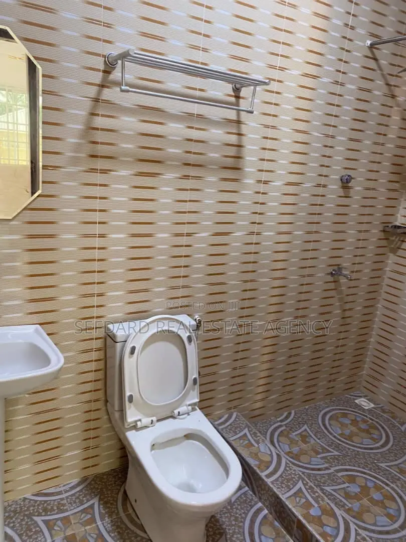 8bdrm Apartment in Pokuase for sale