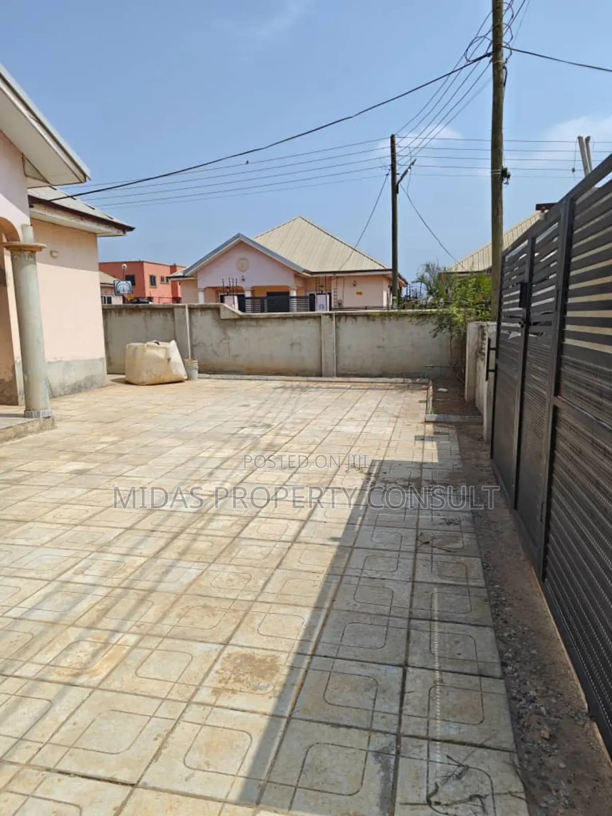 3bdrm House in Comm 25, Tema Metropolitan for sale