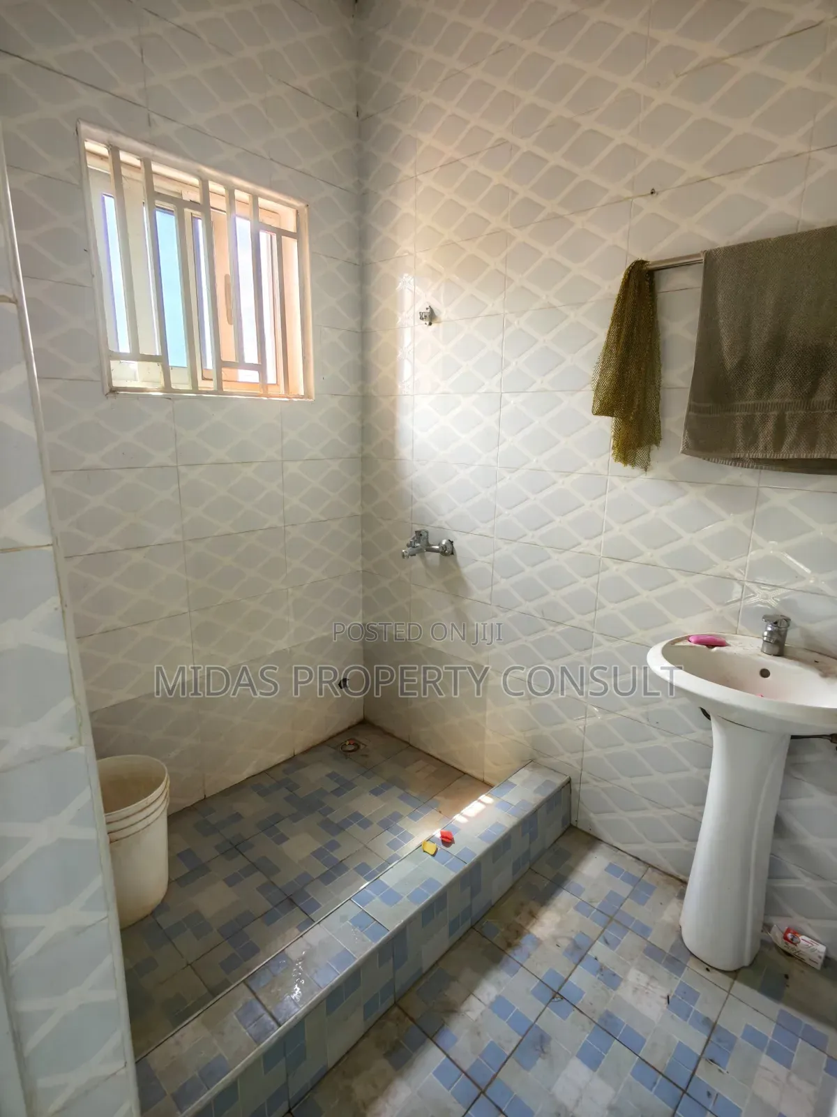 3bdrm House in Adom City Estate, Tema Metropolitan for sale