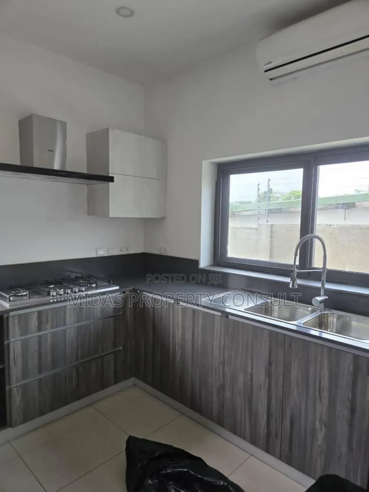 5bdrm House in Golf Hills, Achimota for sale