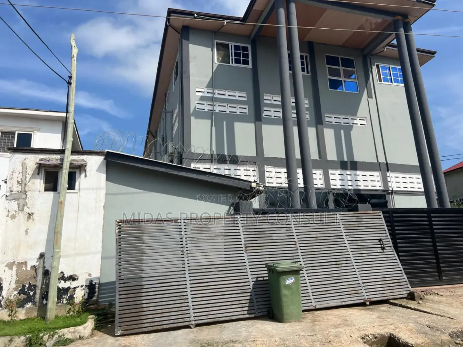5bdrm House in Golf Hills, Achimota for sale
