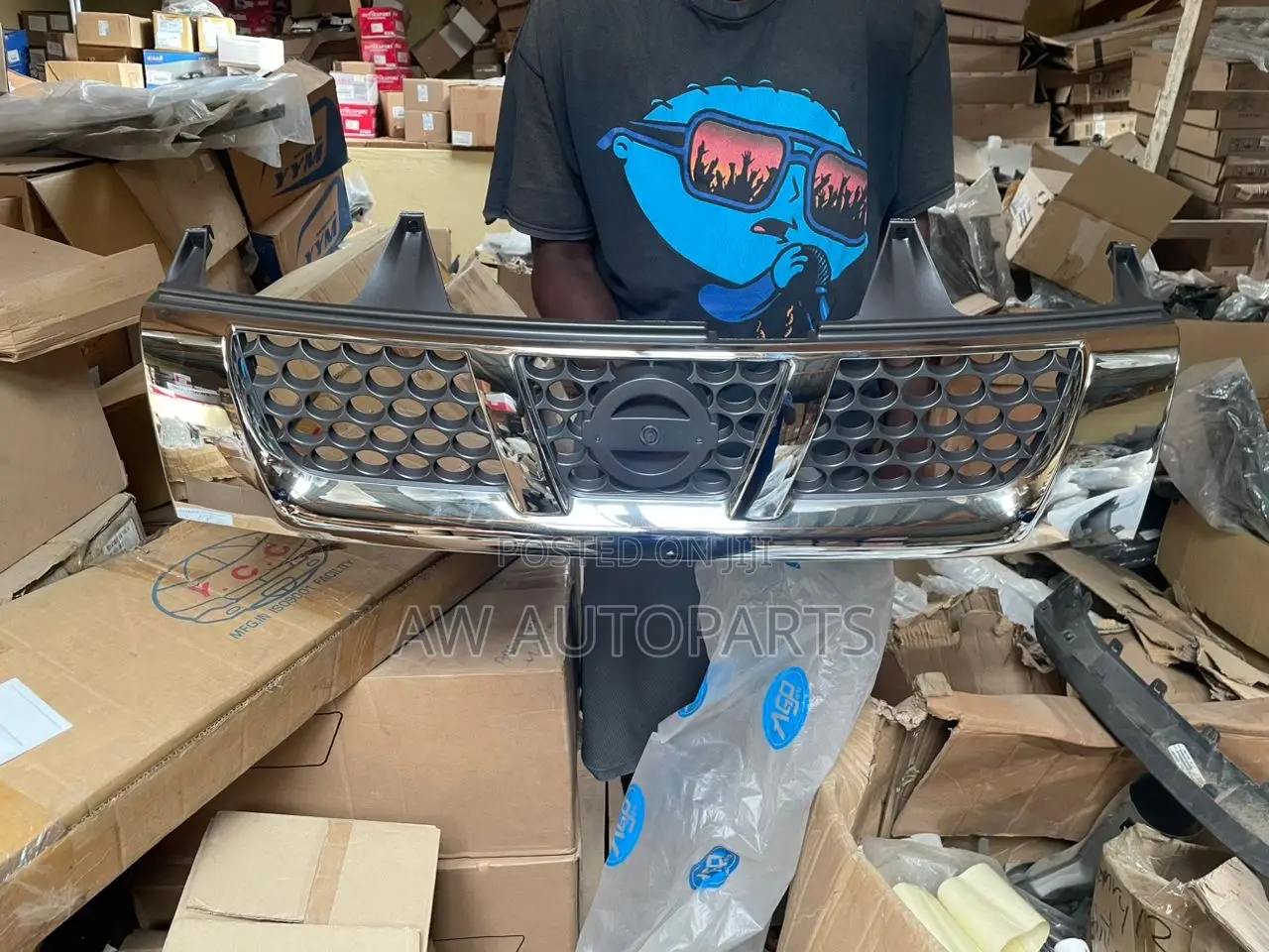 Nissan Hard Body 2000-2001 Grille