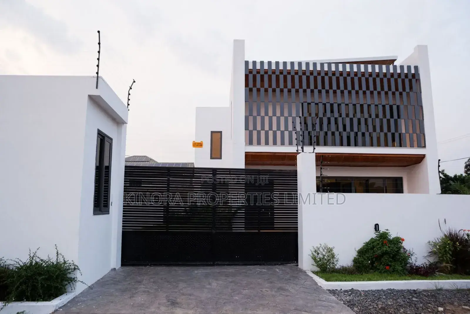 4bdrm Duplex in School Junction for sale