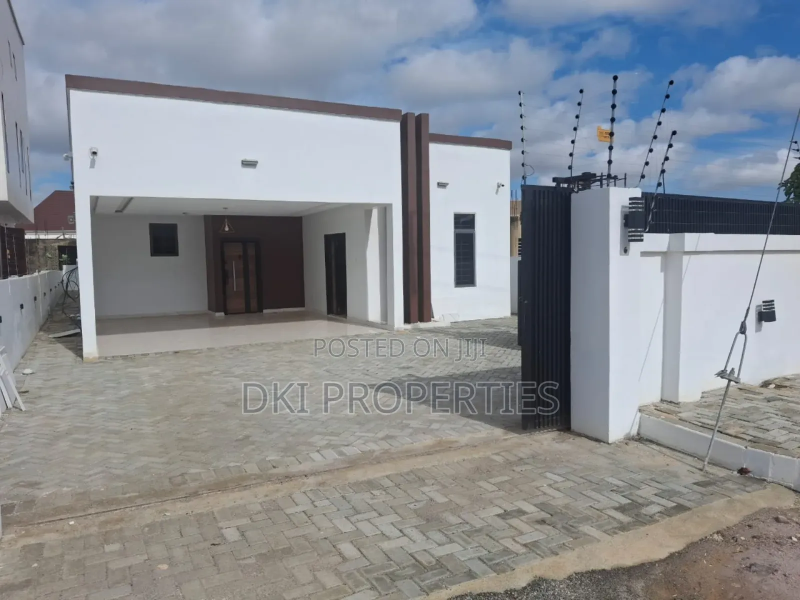 3bdrm House in Dki Properties, East Legon for sale