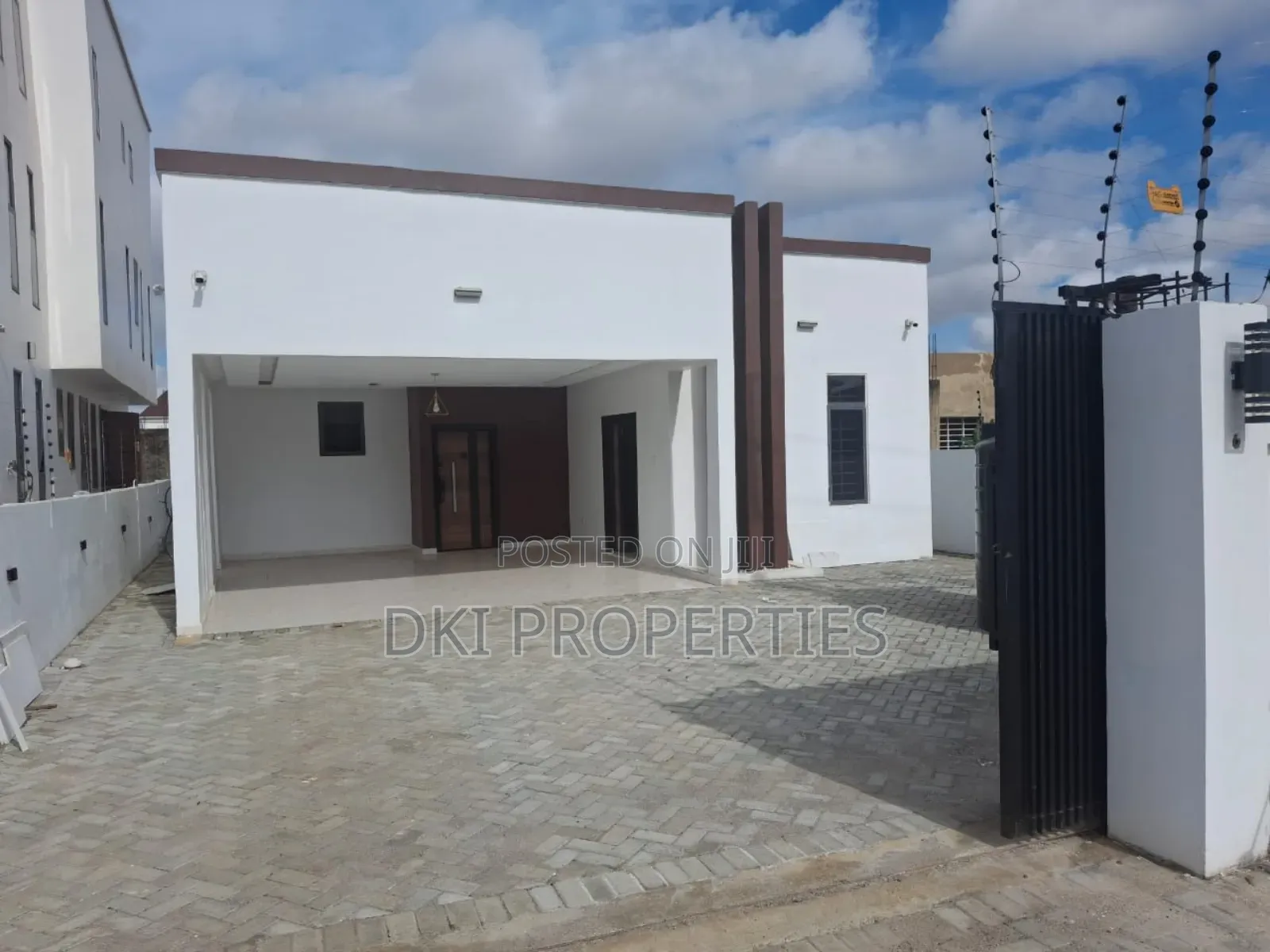 3bdrm House in Dki Properties, East Legon for sale
