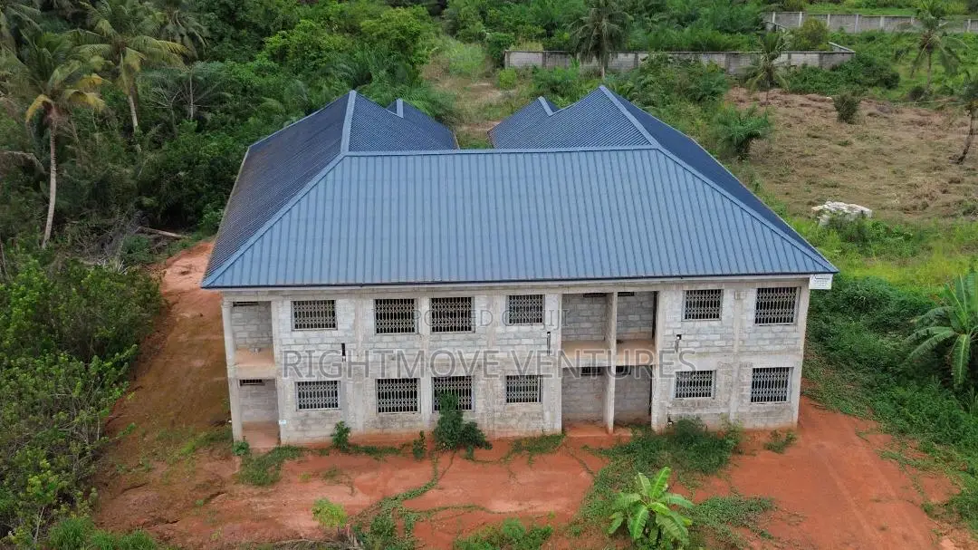 Uncompleted 20 Bedrooms Building For Sale At Takroadi Anaji