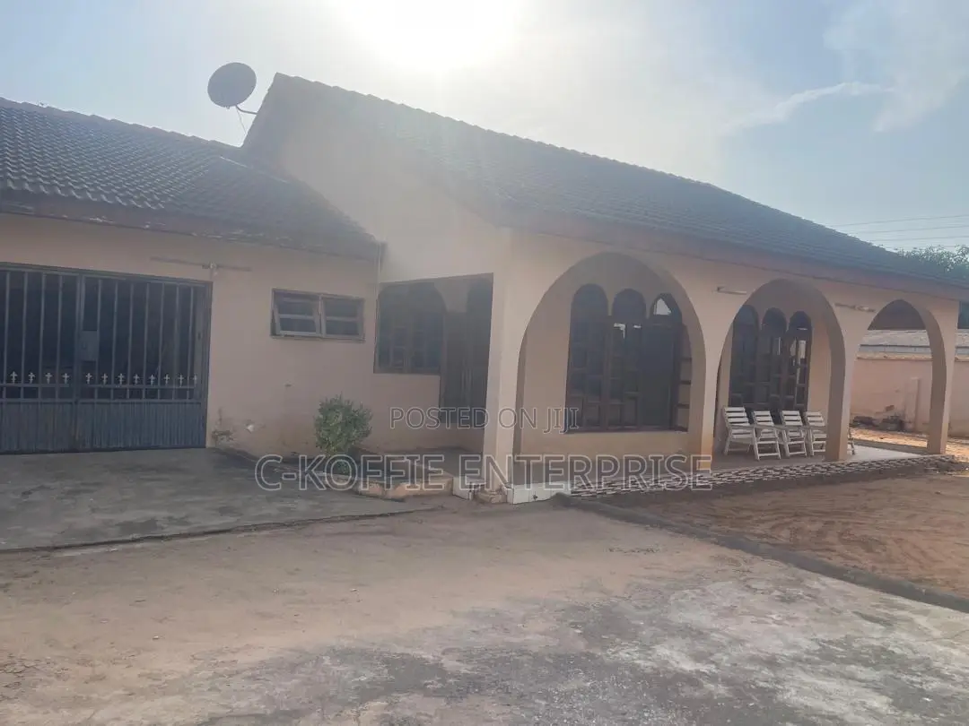 8bdrm House in Tesano for sale