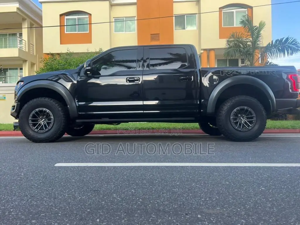 Ford F-150 Raptor 4x4 SuperCrew Cab Styleside 5.5 ft. box 145 in. WB