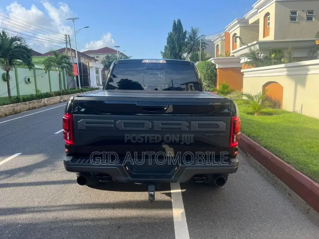 Ford F-150 Raptor 4x4 SuperCrew Cab Styleside 5.5 ft. box 145 in. WB
