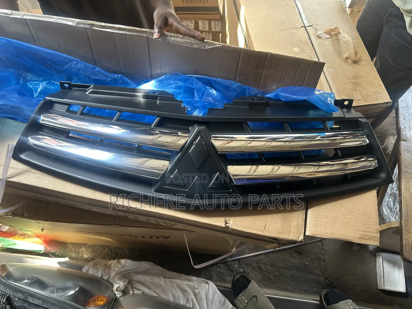 Mitsubishi L200 2010-2012 Front Grille Shells Vodafone