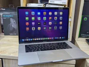 Laptop Apple MacBook Pro 2017 16GB Intel Core i7 SSD 512GB