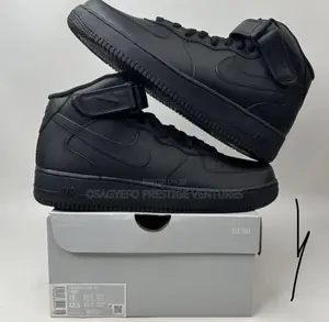 Nike Air Force 1 Mid ’07 (Triple Black).