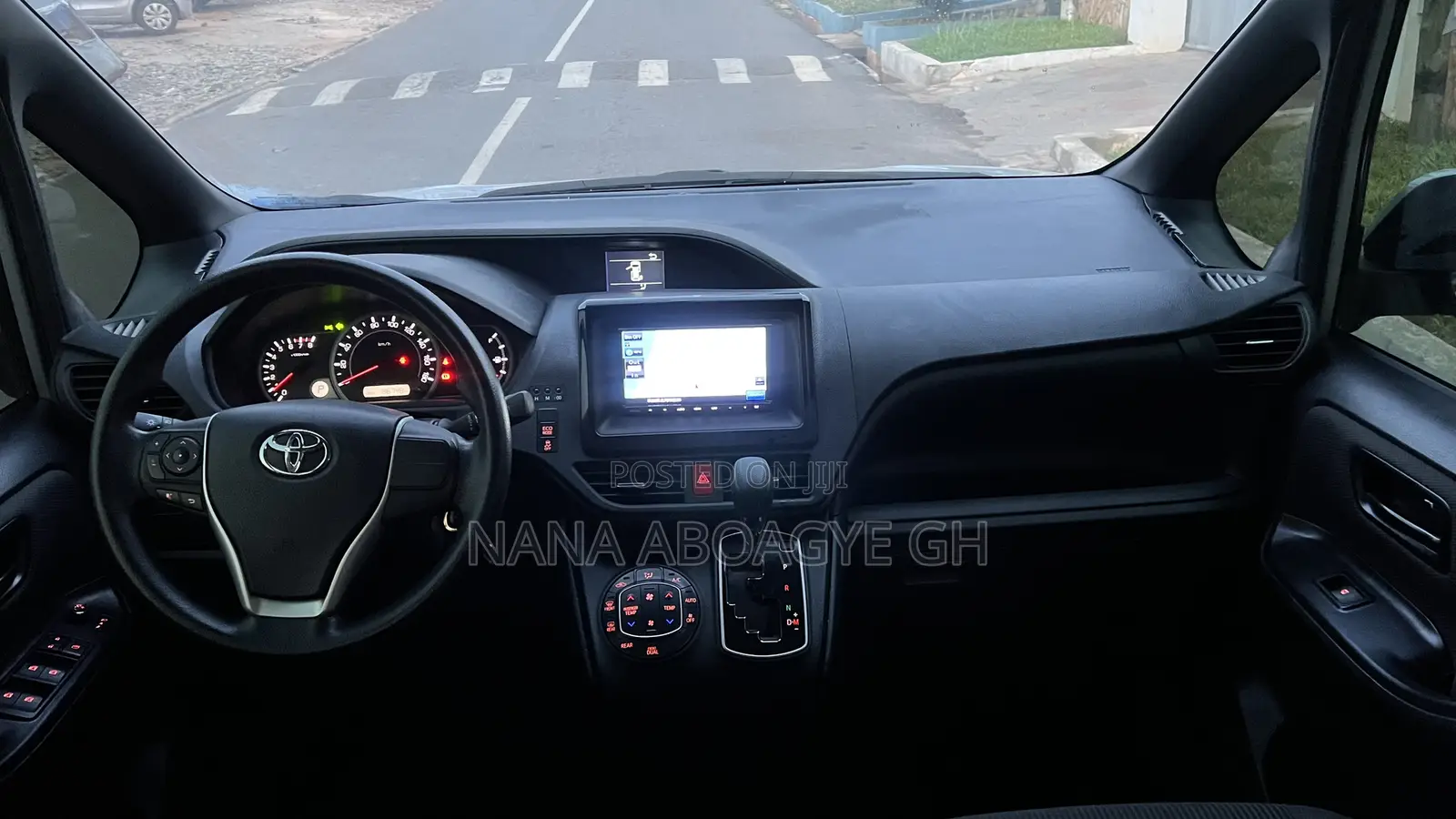 Toyota Voxy 2015 Silver