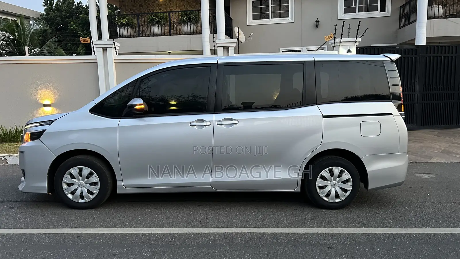 Toyota Voxy 2015 Silver