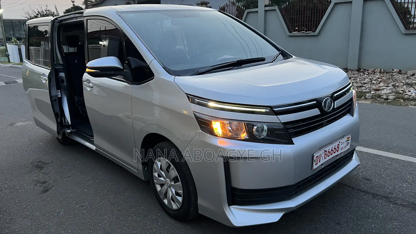 Toyota Voxy 2015 Silver