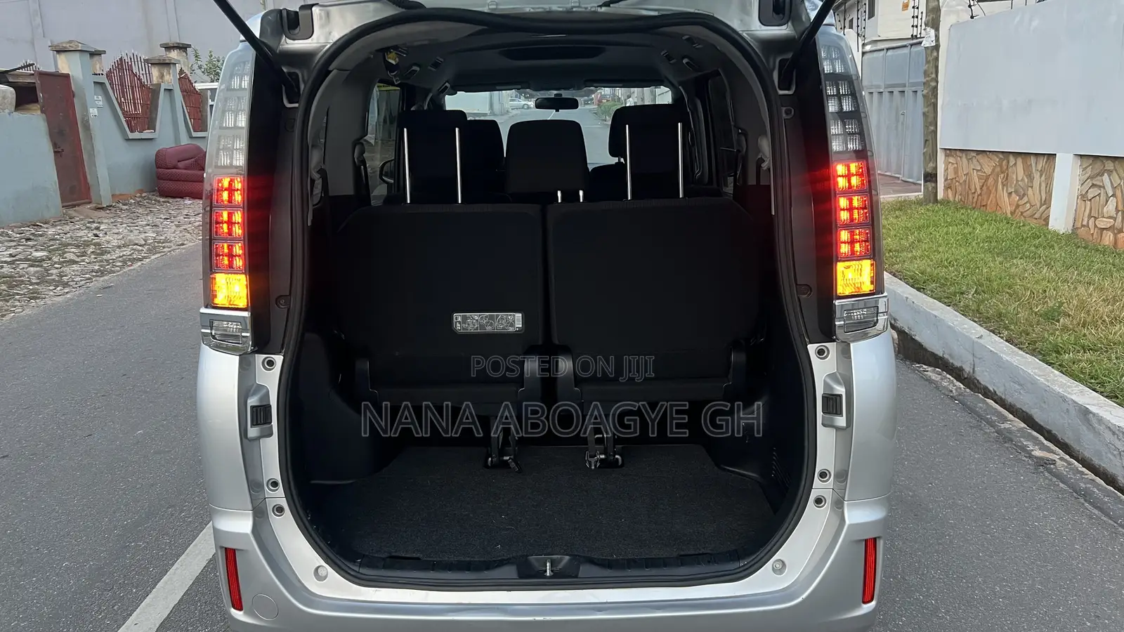 Toyota Voxy 2015 Silver