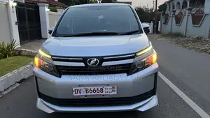Toyota Voxy 2015 Silver