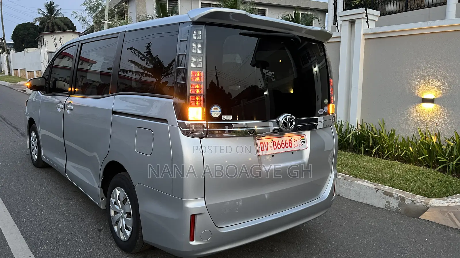 Toyota Voxy 2015 Silver