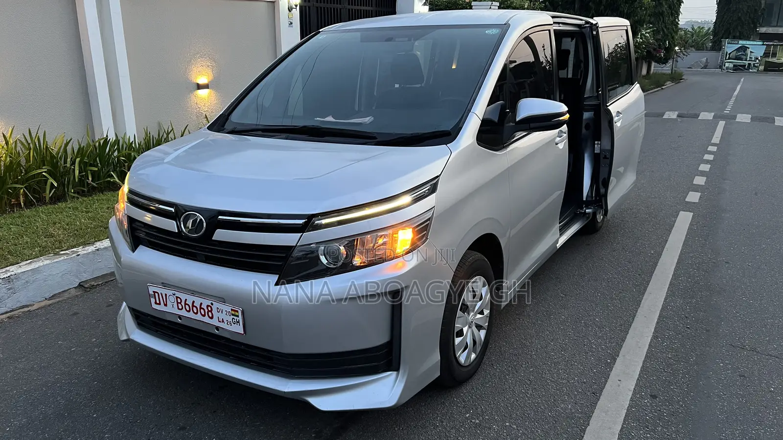 Toyota Voxy 2015 Silver