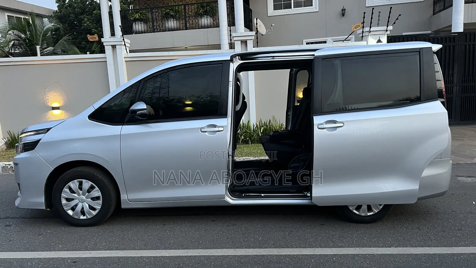 Toyota Voxy 2015 Silver