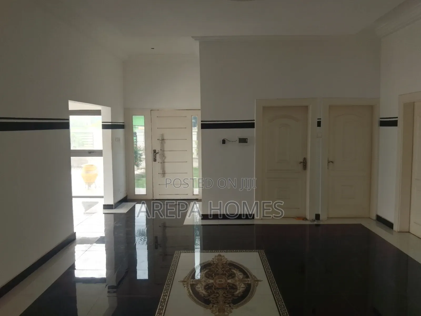 4bdrm Mansion in Arepa Homes, School Junction for sale