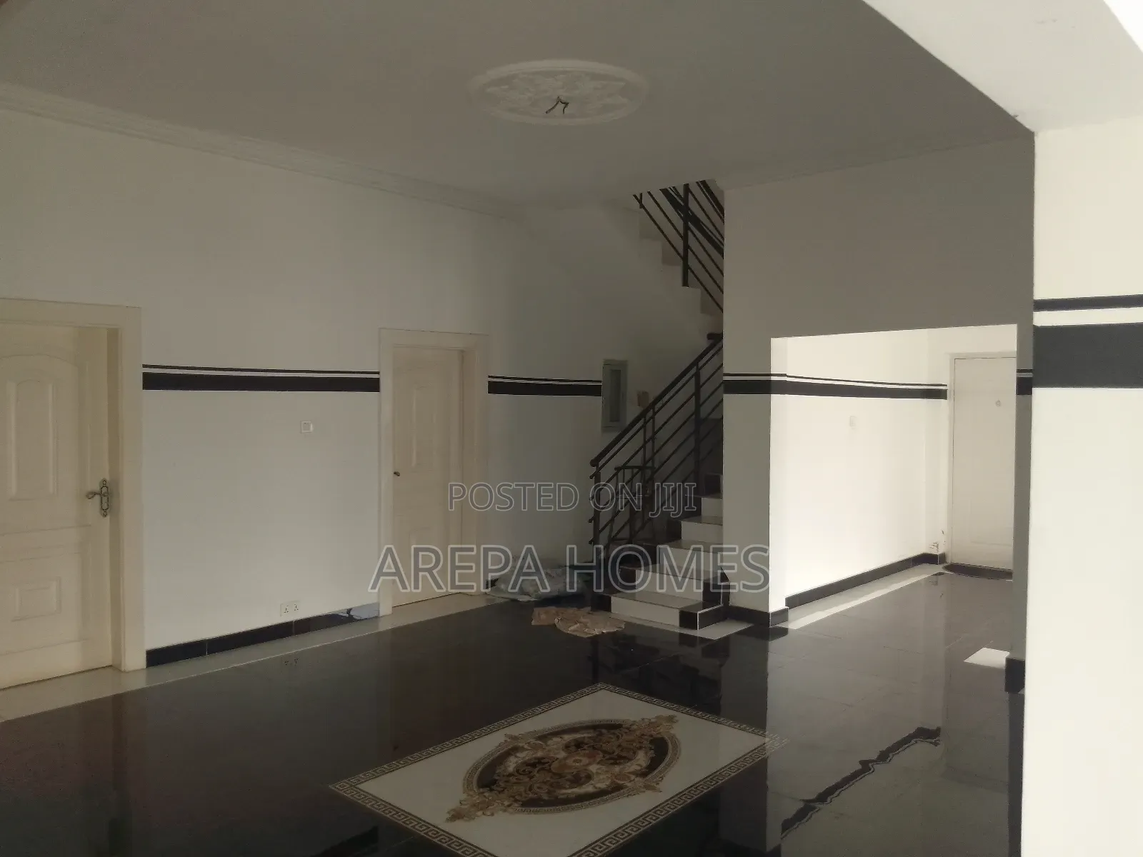 4bdrm Mansion in Arepa Homes, School Junction for sale