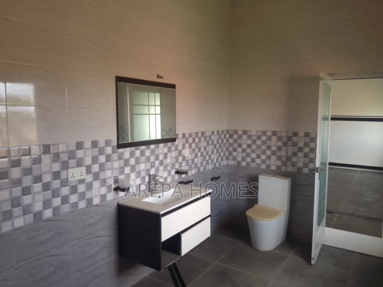 4bdrm Mansion in Arepa Homes, School Junction for sale