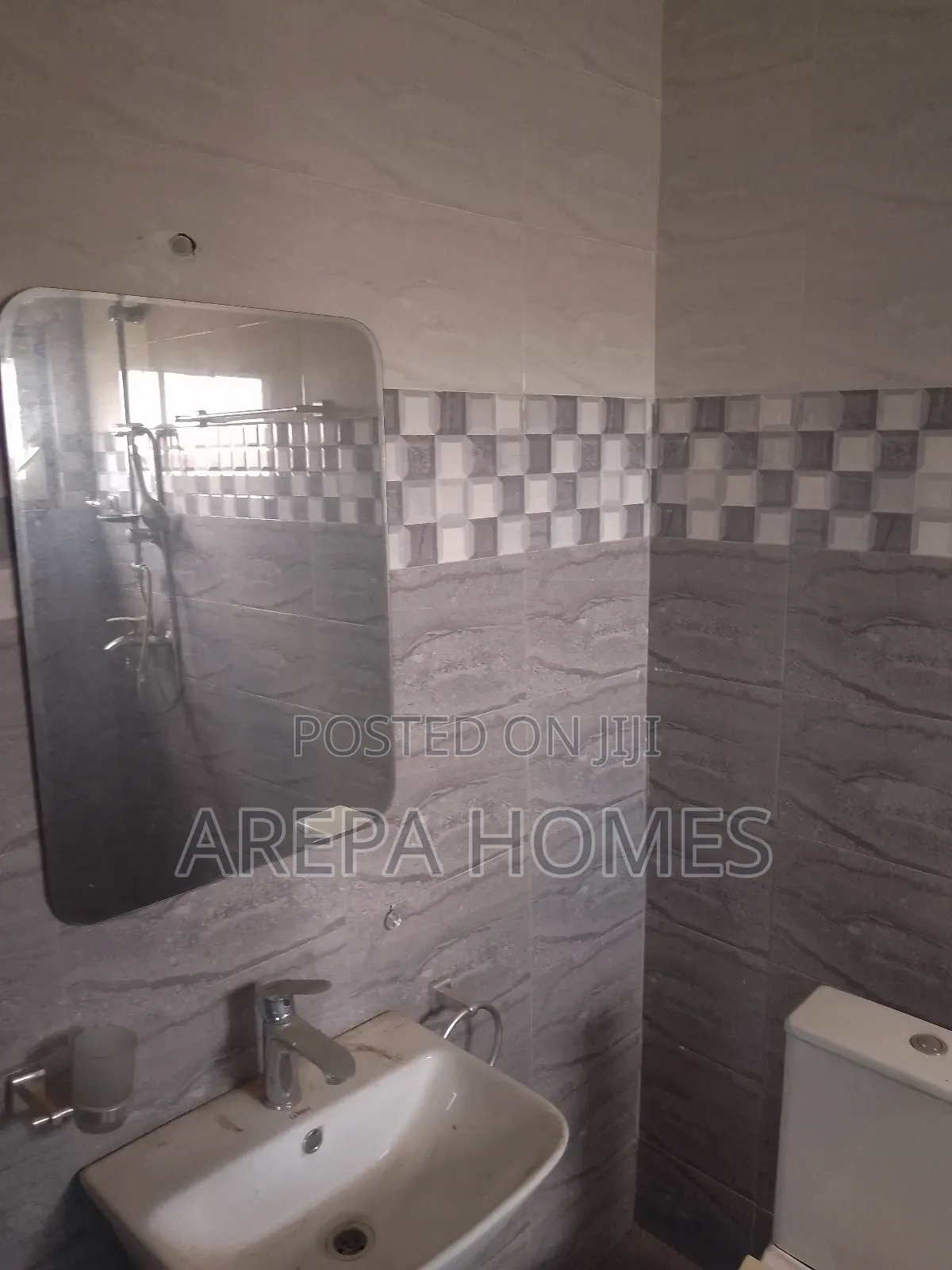 4bdrm Mansion in Arepa Homes, School Junction for sale