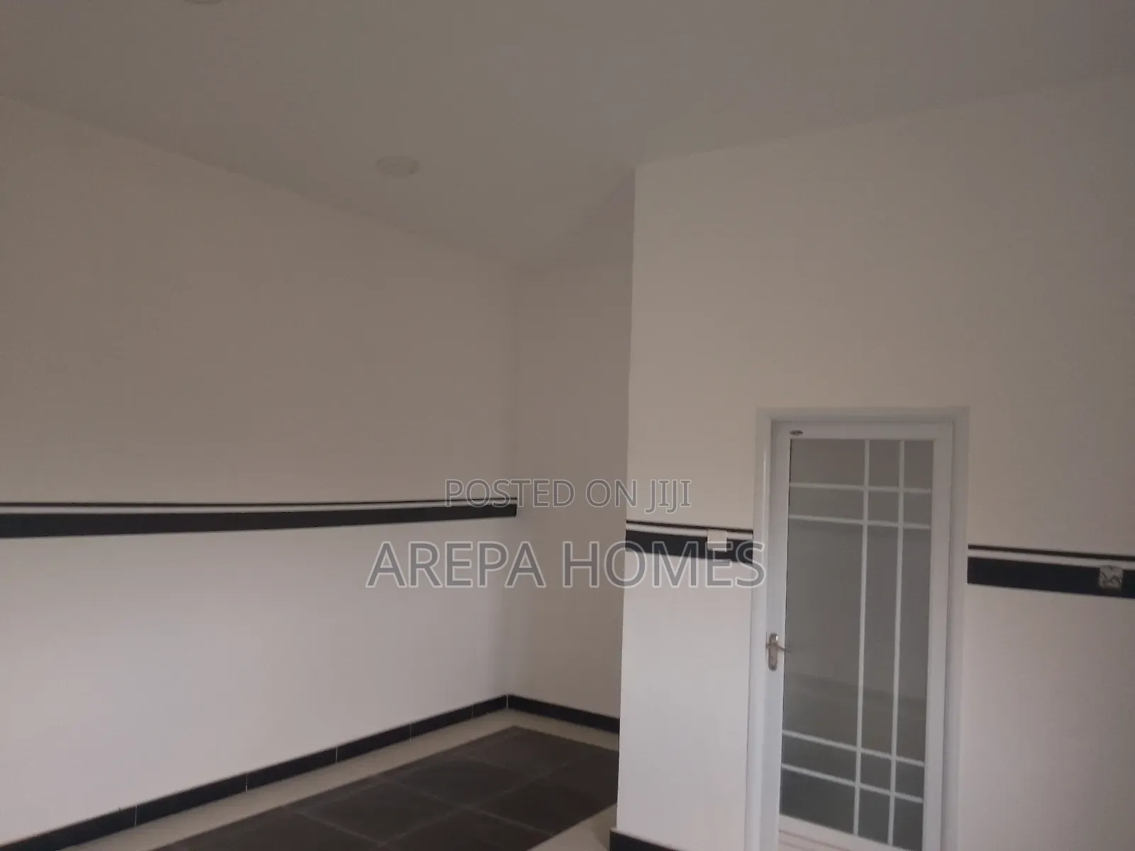 4bdrm Mansion in Arepa Homes, School Junction for sale