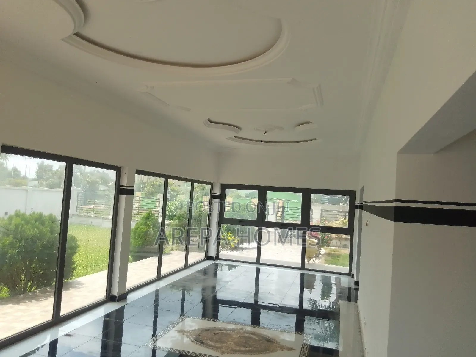 4bdrm Mansion in Arepa Homes, School Junction for sale