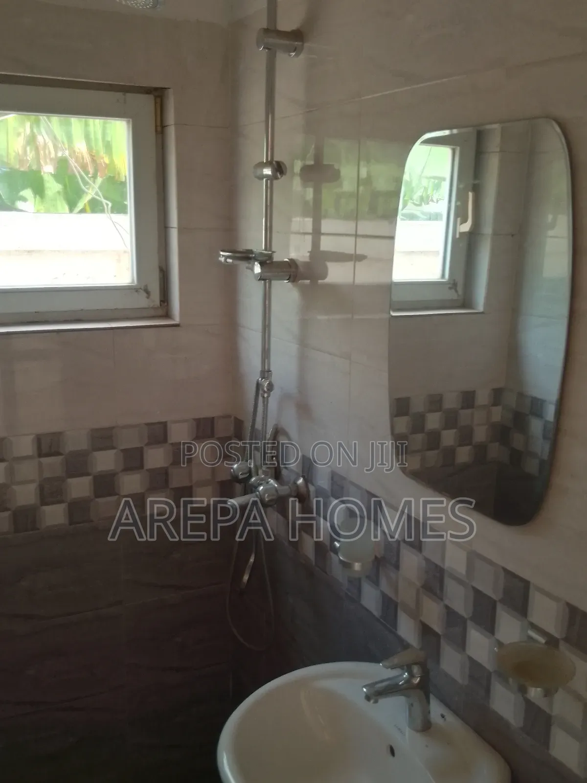 4bdrm Mansion in Arepa Homes, School Junction for sale
