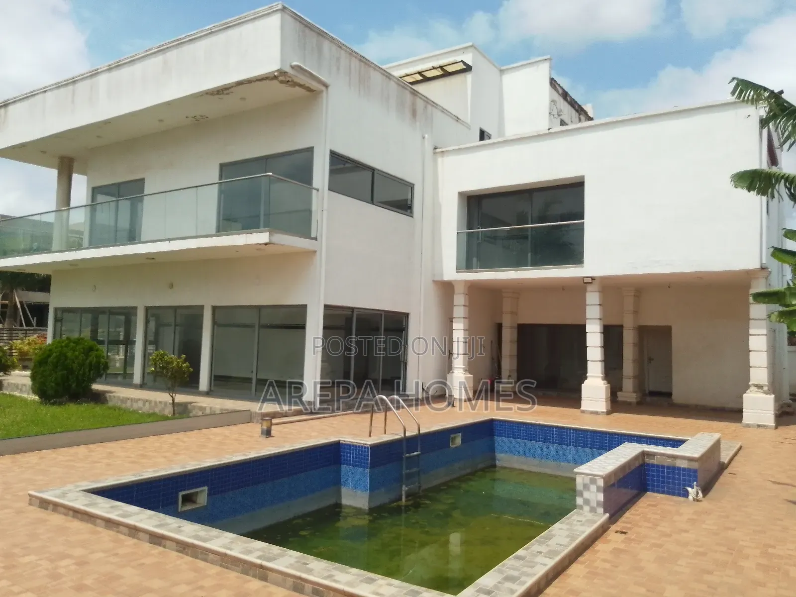 4bdrm Mansion in Arepa Homes, School Junction for sale