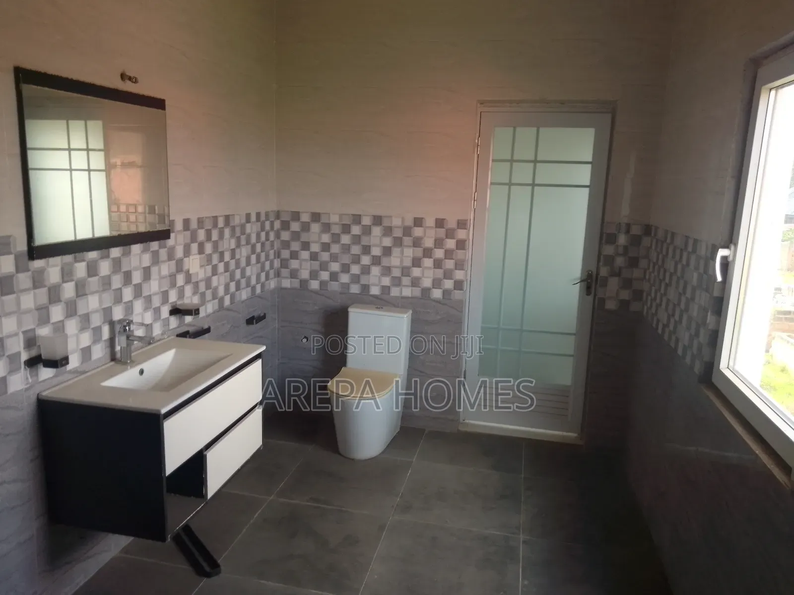 4bdrm Mansion in Arepa Homes, School Junction for sale